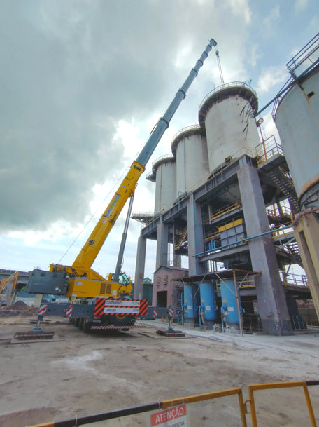 Manitowoc Grove GMK5250XL-1 plays key role in tough plant disassembling job in Brazil